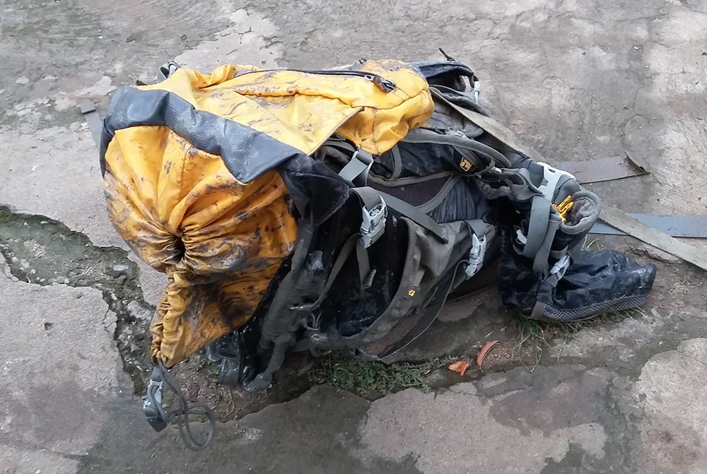 chiếc ba lô của nam thanh niên chứa đầy đá bên trong.